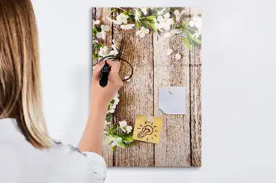 Magnetisk whiteboard med motiv af blomster på træbrædder