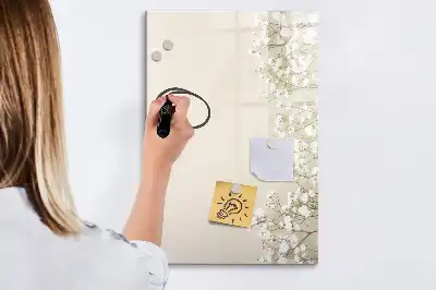 Magnetisk opslagstavle med subtilt blomstermotiv