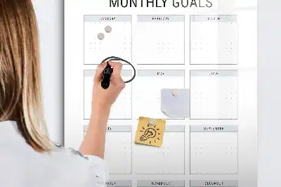 Magnetisk whiteboard med månedsoverblik