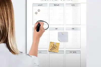 Magnetisk whiteboard med månedsoverblik