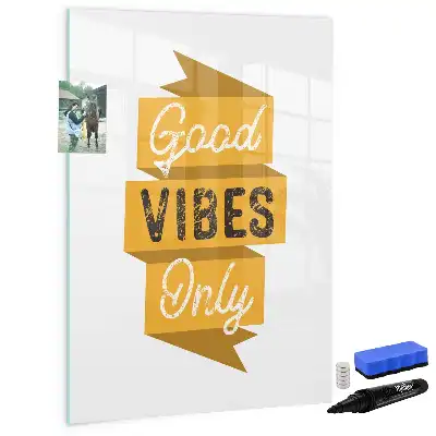Magnetisk whiteboard med teksten Kun gode vibrationer