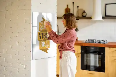 Magnetisk whiteboard med teksten Kun gode vibrationer