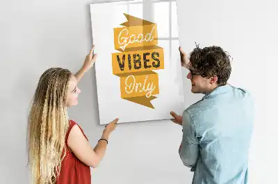 Magnetisk whiteboard med teksten Kun gode vibrationer