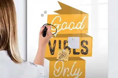 Magnetisk whiteboard med teksten Kun gode vibrationer