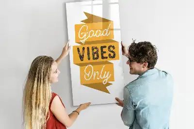 Magnetisk whiteboard med teksten Kun gode vibrationer
