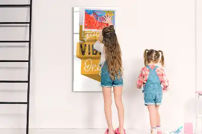 Magnetisk whiteboard med teksten Kun gode vibrationer