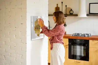 Magnetisk whiteboard med teksten Kun gode vibrationer
