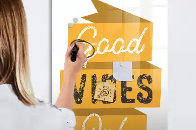 Magnetisk whiteboard med teksten Kun gode vibrationer