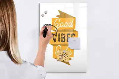 Magnetisk whiteboard med teksten Kun gode vibrationer