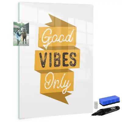 Magnetisk whiteboard med teksten Kun gode vibrationer