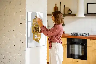 Magnetisk whiteboard med teksten Kun gode vibrationer