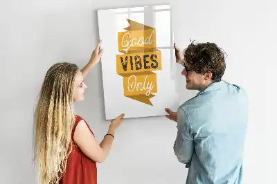 Magnetisk whiteboard med teksten Kun gode vibrationer