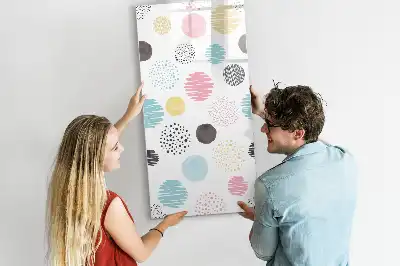 Magnetisk whiteboard med farverige cirkler