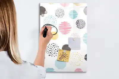 Magnetisk whiteboard med farverige cirkler