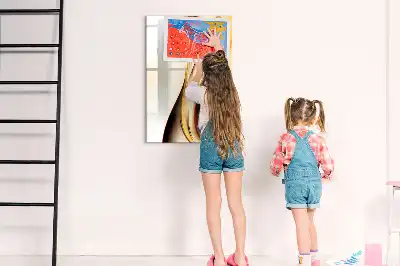 Magnetisk whiteboard med gyldent bølgeabstrakt motiv