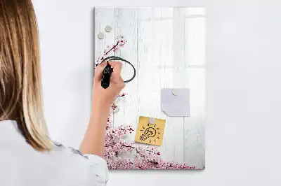 Magnetisk opslagstavle med motiv af blomster på træ