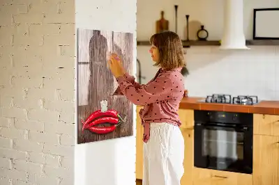 Magnetisk tørretavle med chili på træbræt