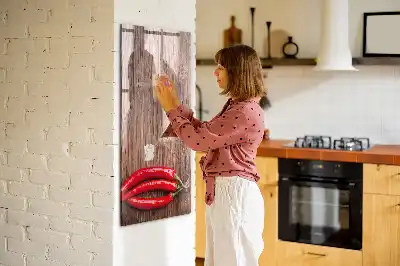 Magnetisk tørretavle med chili på træbræt