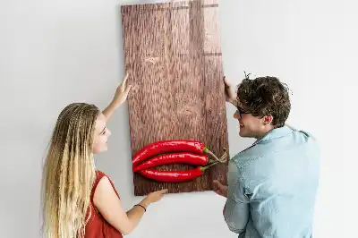 Magnetisk tørretavle med chili på træbræt