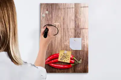 Magnetisk tørretavle med chili på træbræt