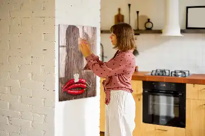 Magnetisk tørretavle med chili på træbræt