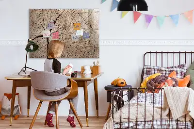 Magnetisk skrivetavle i design af gammel træstamme
