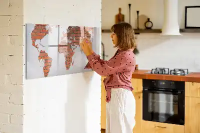 Magnetisk skrivetavle med verdenskort på mursten