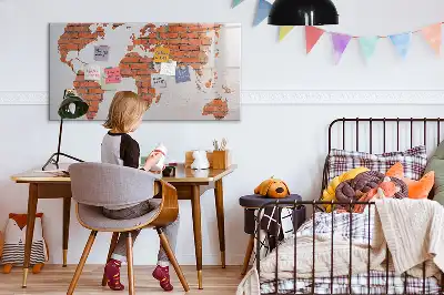 Magnetisk skrivetavle med verdenskort på mursten