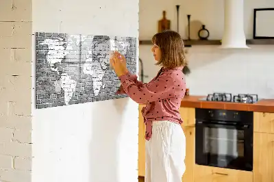 Magnetisk skrivetavle med verdenskort på murstensmotiv