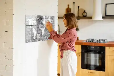Magnetisk skrivetavle med verdenskort på murstensmotiv