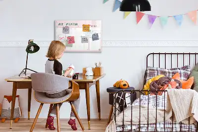 Magnetisk månedsplanner til børn med skrivetavle