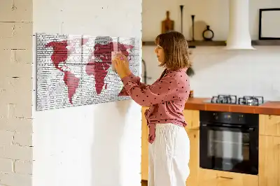 Magnetisk tegnetavle motiv af verdenskort på murstensvæg
