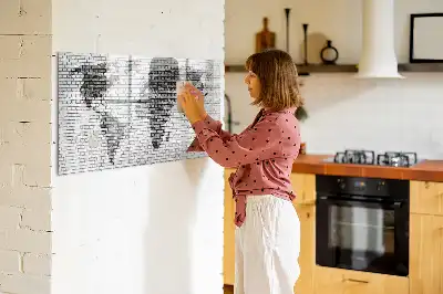 Magnetisk skrivetavle med motiv af verdenskort på murstensvæg