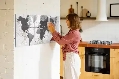 Magnetisk skrivetavle med verdenskort på beton