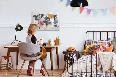 Magnetisk skrivetavle med verdenskort på beton