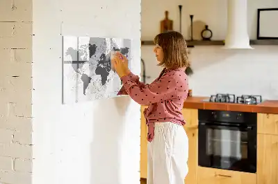 Magnetisk skrivetavle med verdenskort på beton