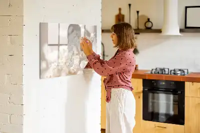 Magnetisk tegnetavle med små hvide blomster