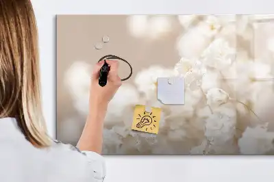 Magnetisk tegnetavle med små hvide blomster