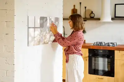 Magnetisk tegnetavle med små hvide blomster