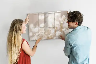 Magnetisk tegnetavle med små hvide blomster