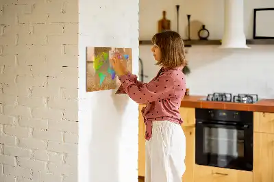 Magnetisk skrivetavle med motiv af verdenskort i regnbuefarver