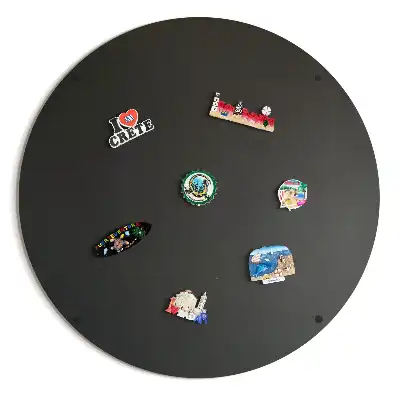 Magnetisk tavle til rejsemagneter i rund sort udgave