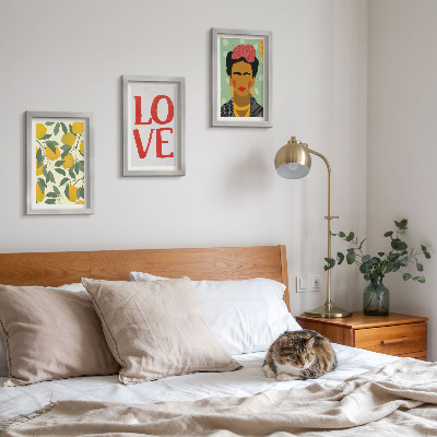 Pakke med billeder og rammer Citroner med indskriften LOVE malet portræt af Frida Kahlo