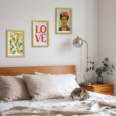 Pakke med billeder og rammer Citroner med indskriften LOVE malet portræt af Frida Kahlo