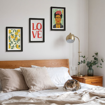 Pakke med billeder og rammer Citroner med indskriften LOVE malet portræt af Frida Kahlo