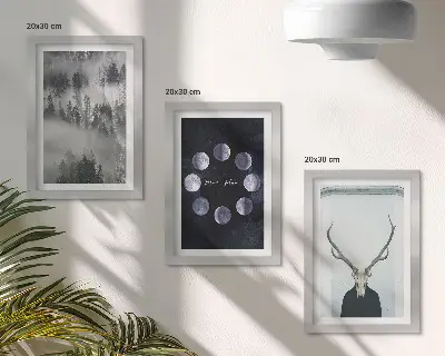 Billedvæg med motiv af skovlandskab i tåge, månefaser og hjortekranie