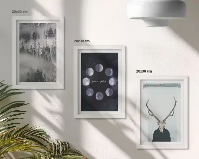 Billedvæg med motiv af skovlandskab i tåge, månefaser og hjortekranie