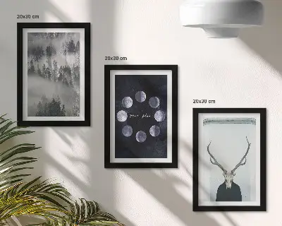 Billedvæg med motiv af skovlandskab i tåge, månefaser og hjortekranie