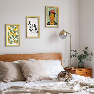 Moderne billedsæt Portræt af Frida Kahlo på en vinflaske med citroner