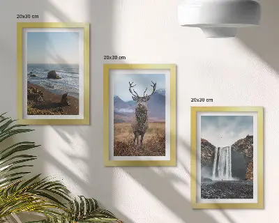 Billedvæg med rammer motiver af bjerglandskaber med vandfald, hjort og strand